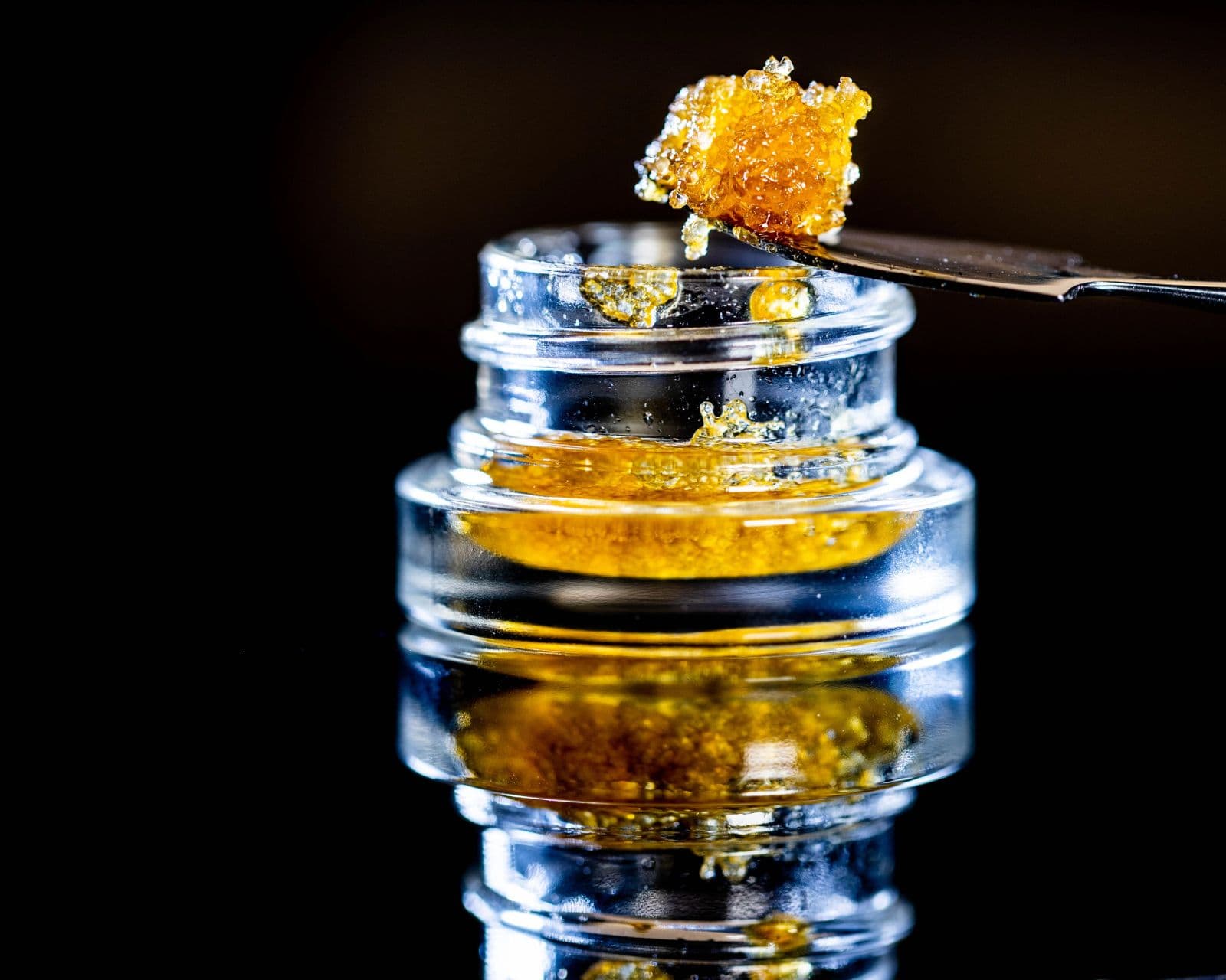 Goldenes Cannabis-Extrakt im Glas
