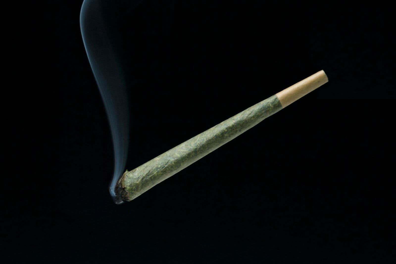 Brennender handgedrehter Joint